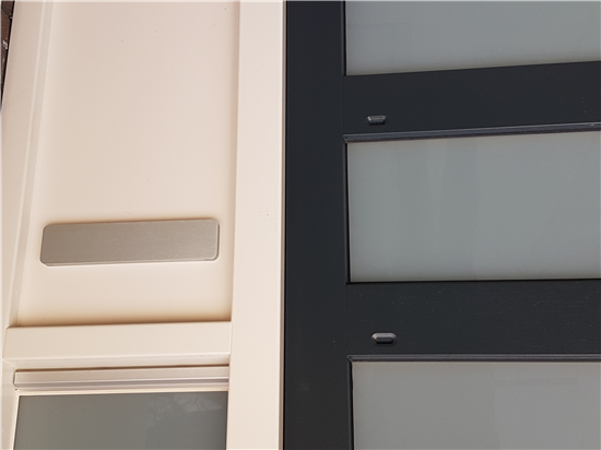 Homebox brievenbus geplaatst in deur