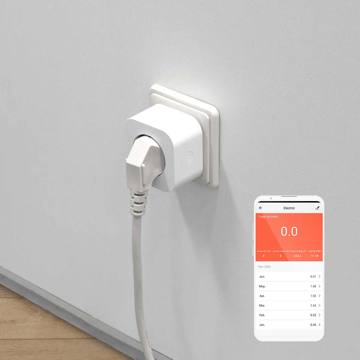 Nedis SmartLife Slimme Stekker aangesloten in een stopcontact met een aangesloten apparaat en smartphone met energieverbruiksmonitoring.