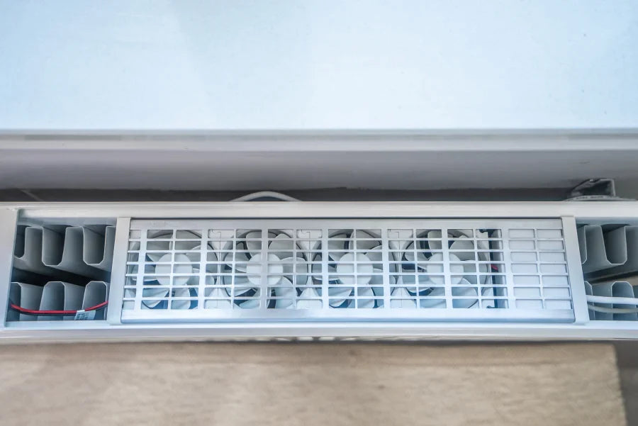 Bovenaanzicht van prillo radiatorventilator in een radiator